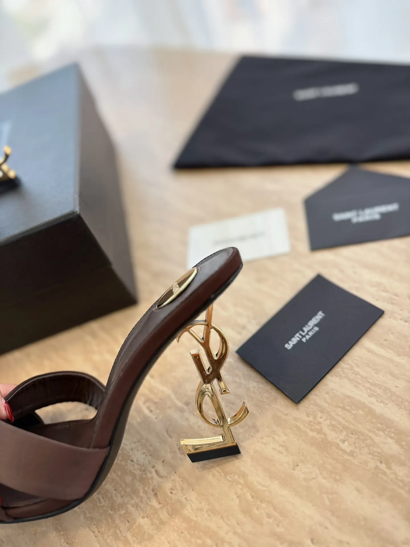 👟👟Ex-factory price 560👟👟 "SAINT LAURENT*" Yves Saint Laurent 25ss/hot YSL high heels and slippers in summer New shoe type·Only YSL understands women's hearts best and does not accept refutation Super invincible feminine artifact, a must-have for women (✅Z products are customized from the whole body, perfect consistency) New last type. Compare the differences between pictures and goods on the market ✔Upper: Customized imported silk ✔Inner lining: imported sheepskin ✔Sole: imported genuine leather outsole ✔Heel height: 10.5cm ✔Number of yards: 35-39 (No refund for 40 pieces of custom-made stock) (Full package)
